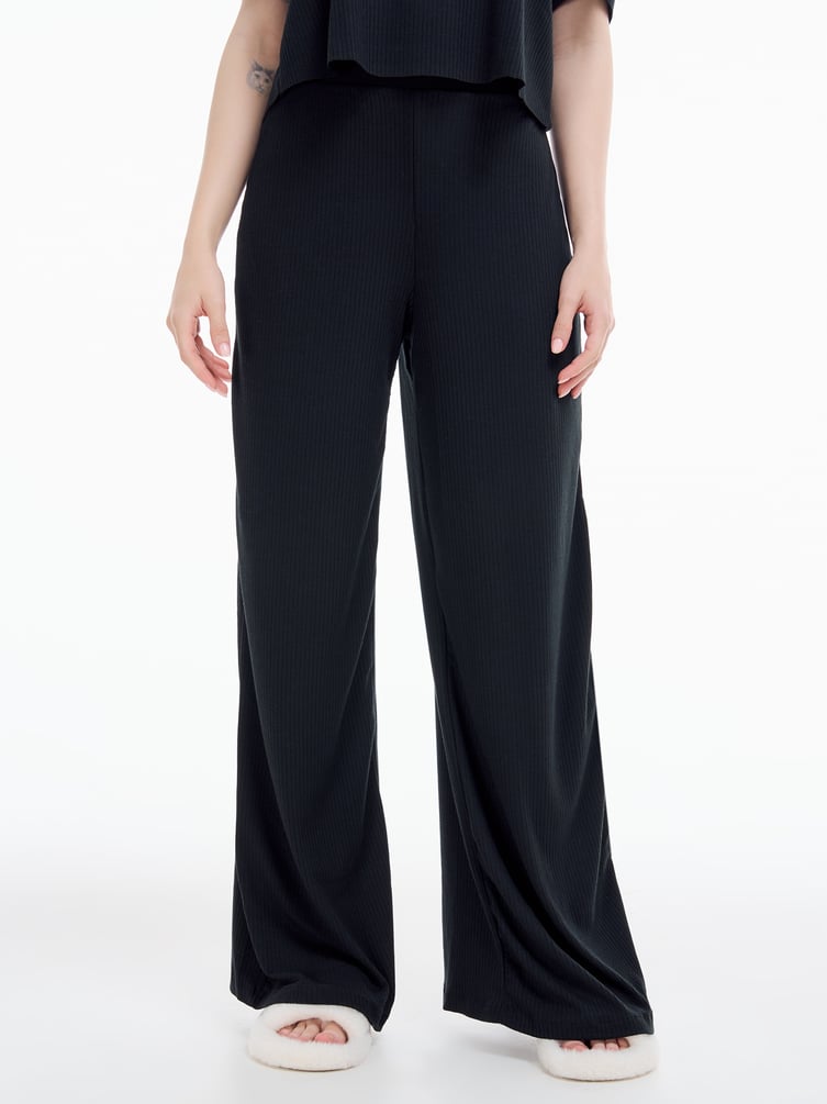 Домашний костюм с футболкой и брюками в рубчик