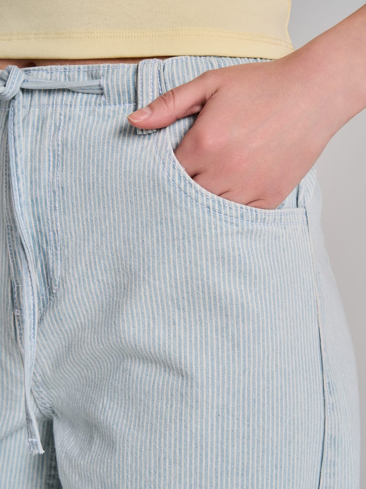 Широкие джинсы на резинке