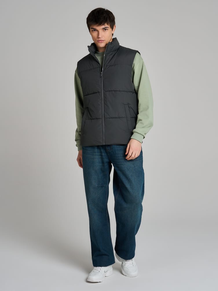 Демисезонный жилет на синтепоне без капюшона