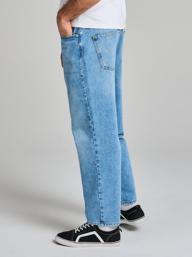 Укороченные джинсы зауженные