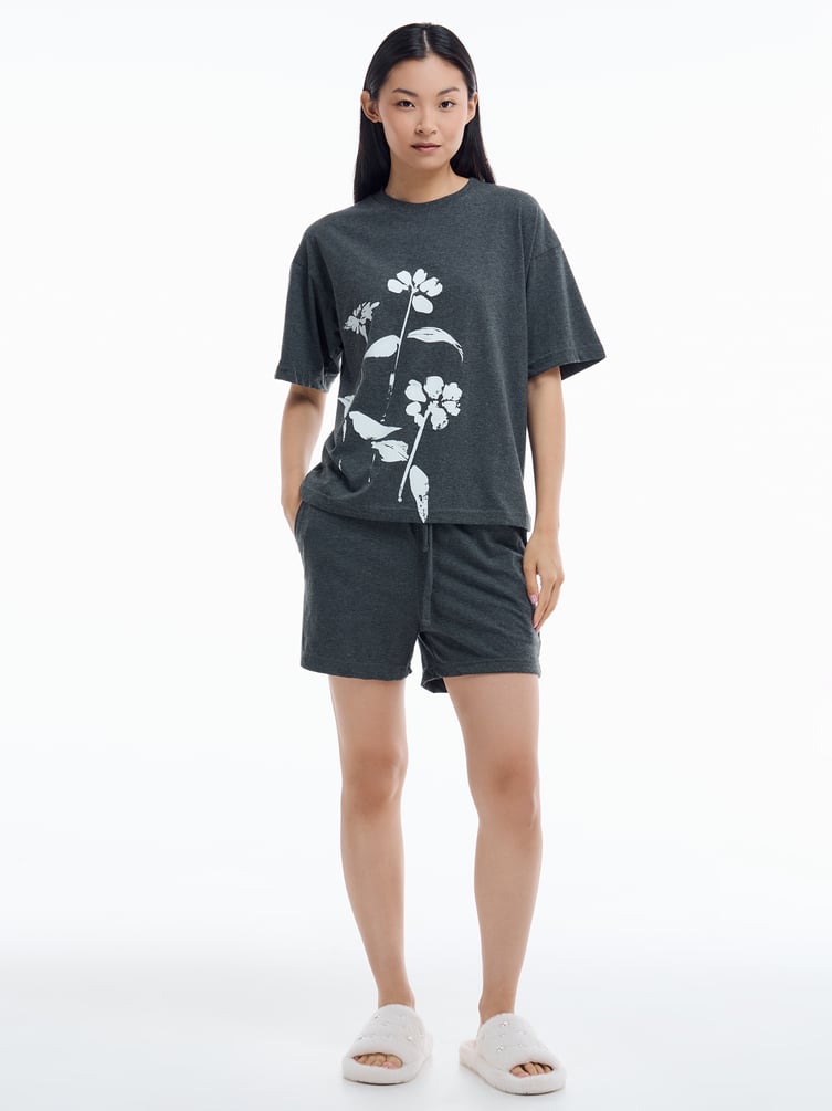 Пижама с футболкой и шортами