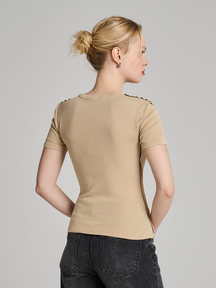 Футболка в рубчик с внешними швами