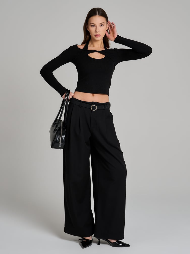 Лонгслив с декоративным вырезом