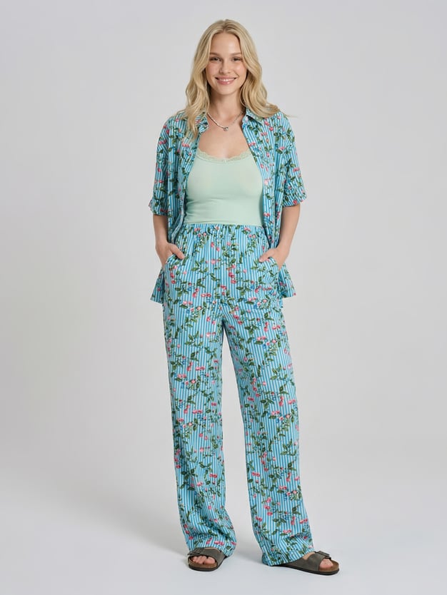 Костюм летний с рубашкой и брюками