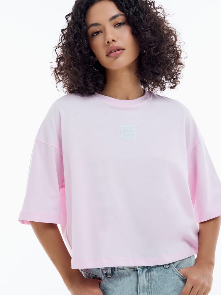 Укороченная футболка оверсайз с нашивкой