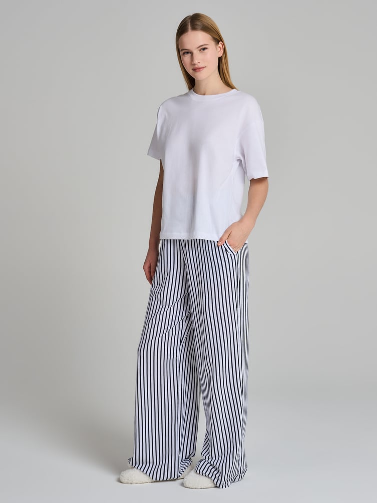 Пижама с футболкой и штанами в полоску
