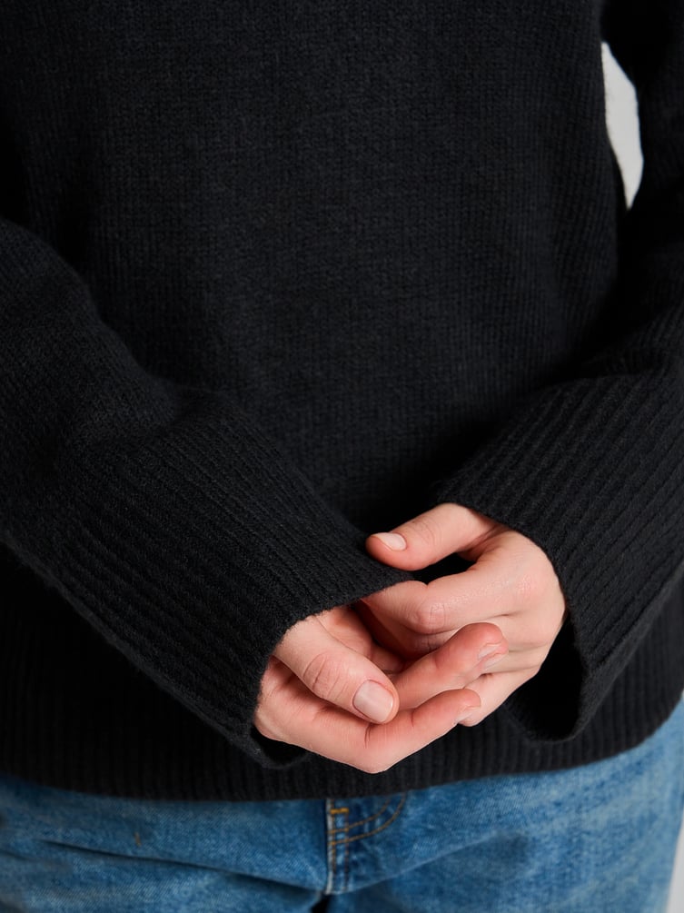 Вязаный пуловер с воротником