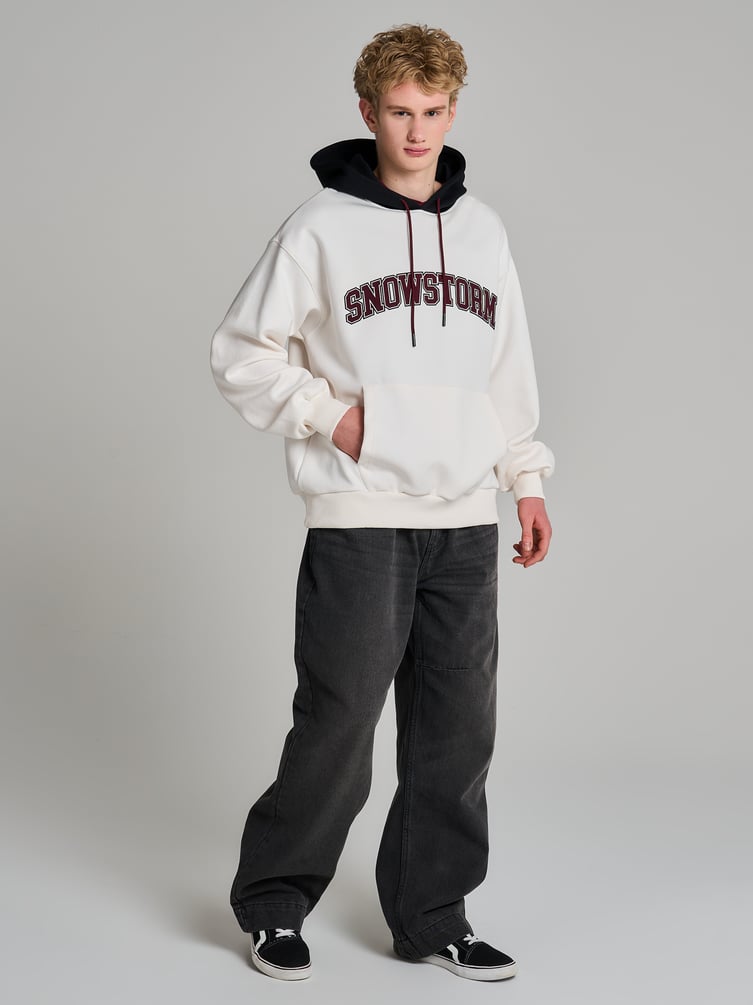 Худи с контрастным капюшоном и надписью