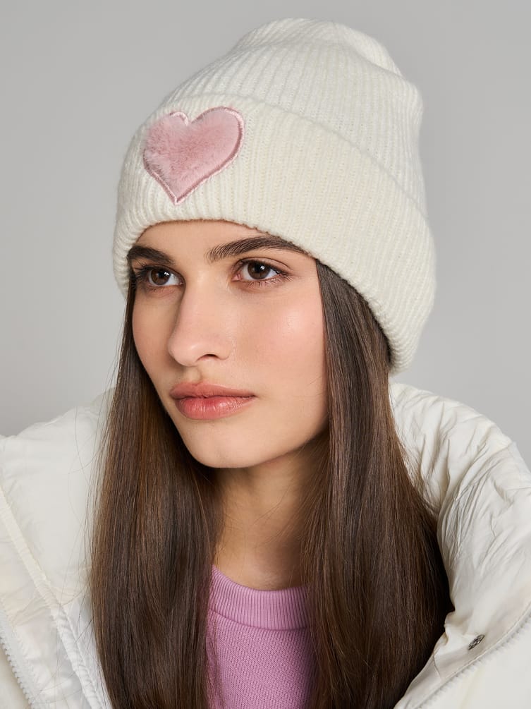 Вязаная шапка с плюшевым сердцем