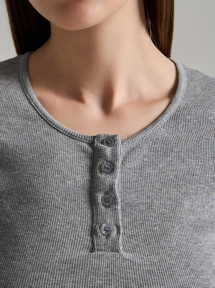 Футболка приталенная на пуговицах