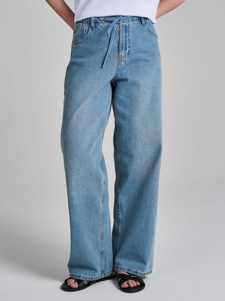 Широкие джинсы на резинке