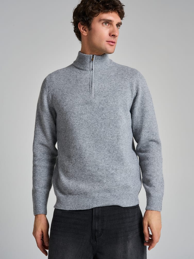 Свитер трикотажный с воротником и полузамком