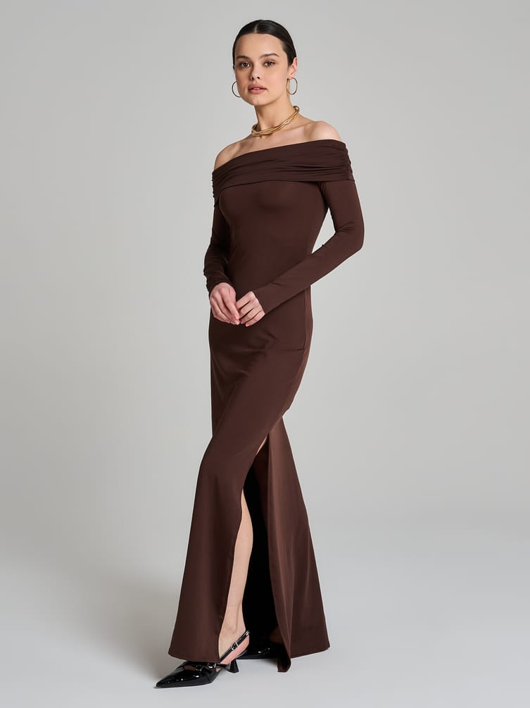 Платье нарядное с открытыми плечами и разрезом