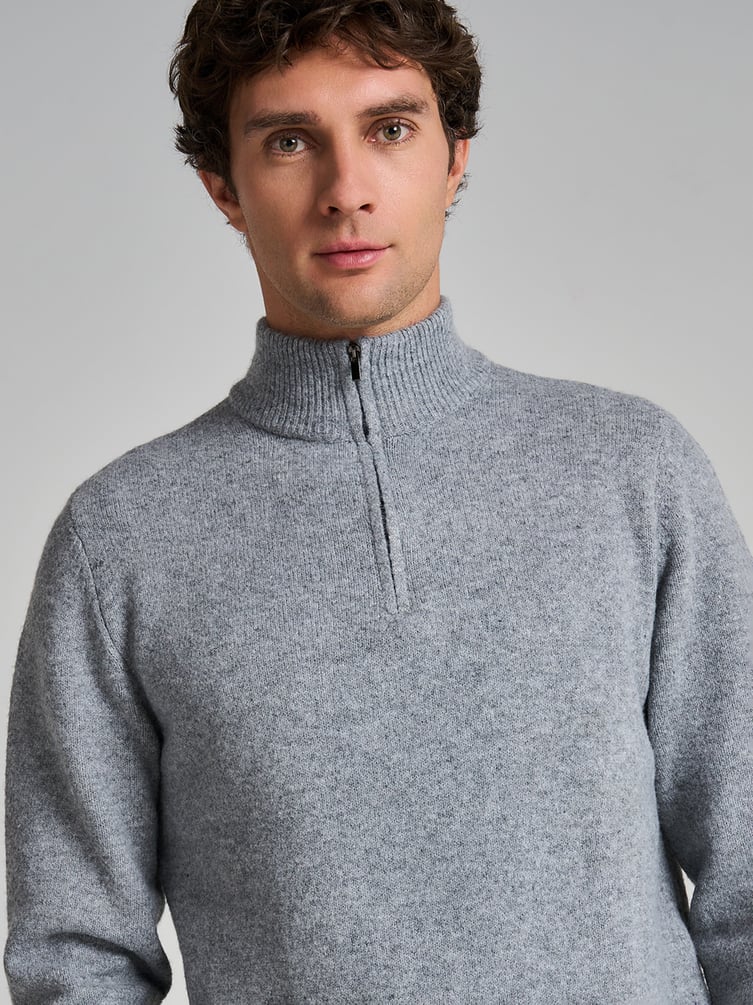 Свитер трикотажный с воротником и полузамком