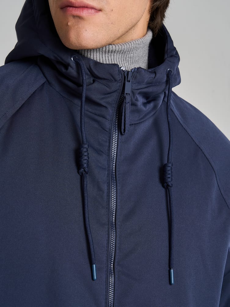 Демисезонная куртка с капюшоном