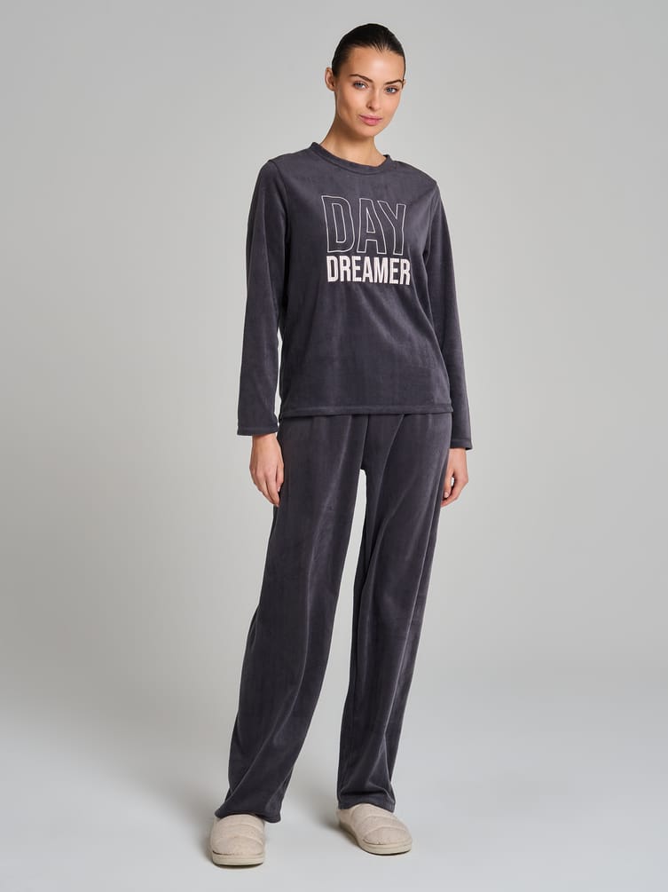 Теплая пижама с надписью и брюками