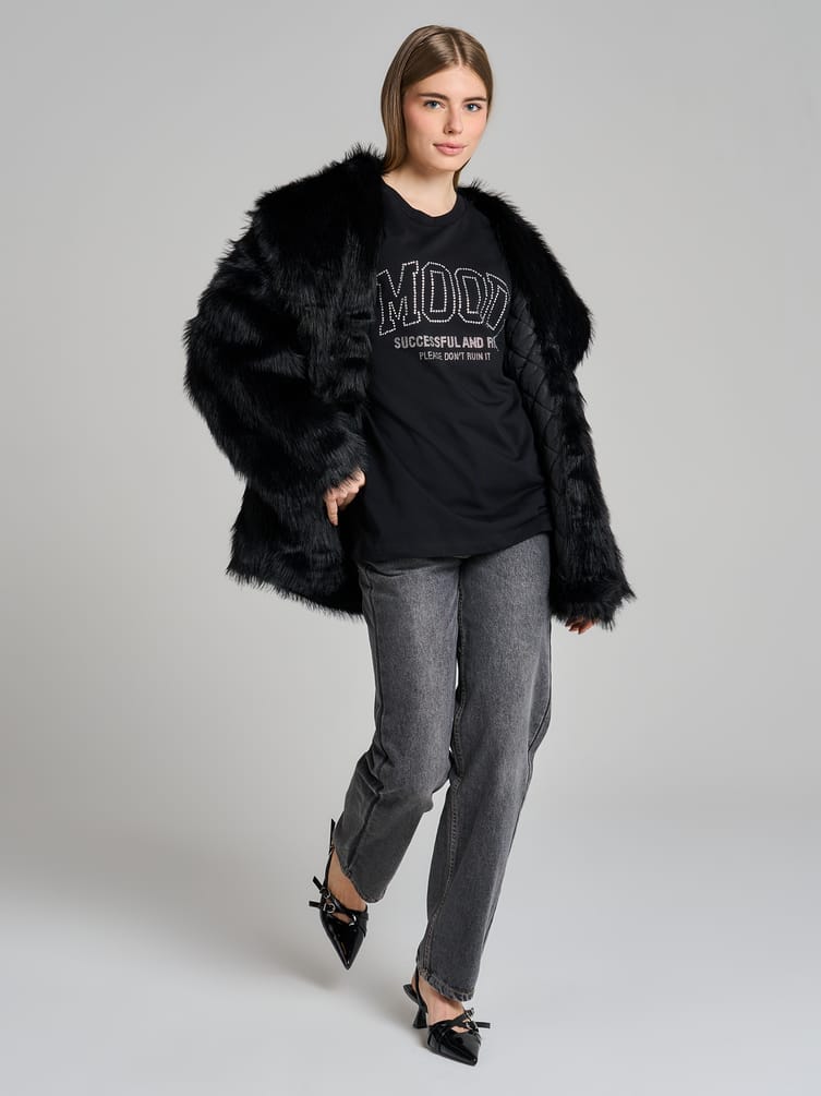 Футболка оверсайз с надписью стразами