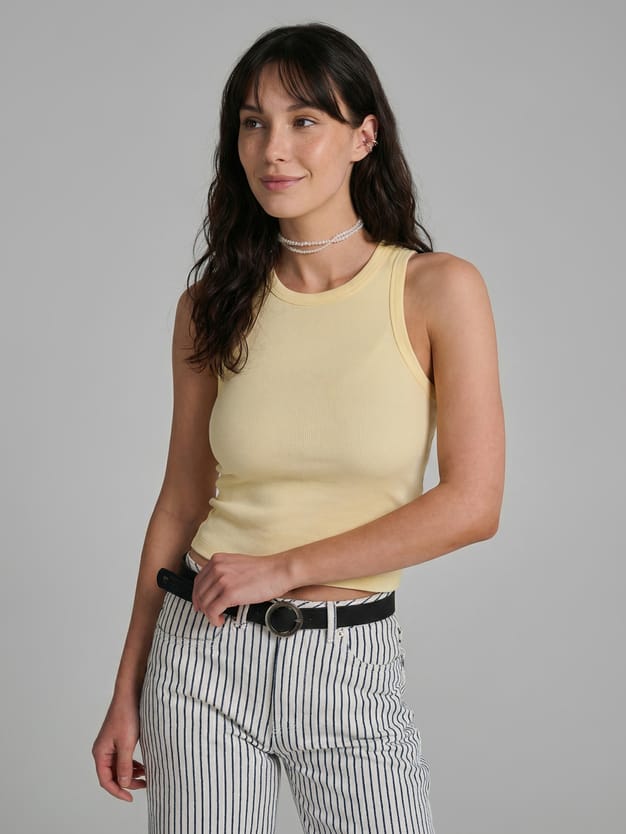 Майка на широких бретелях в рубчик