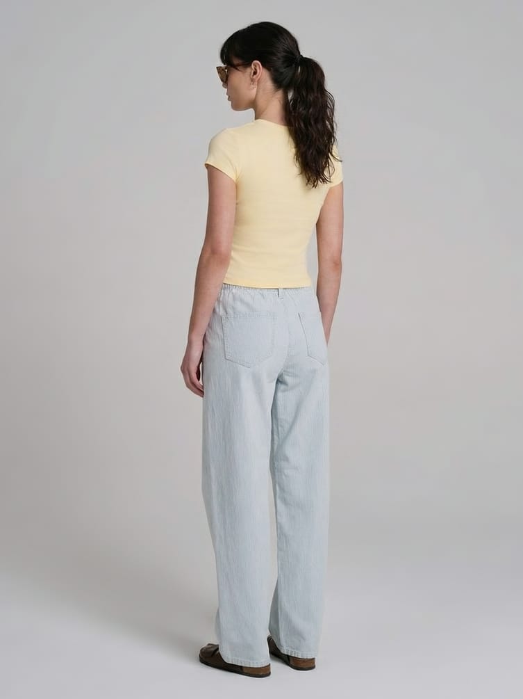 Широкие джинсы на резинке