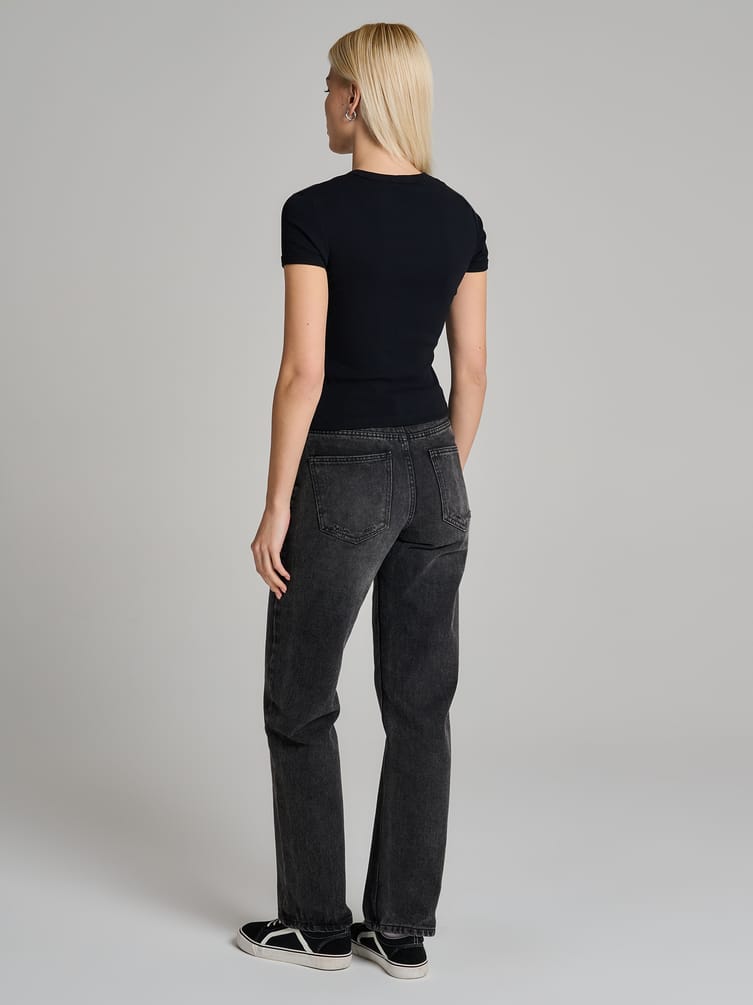 Футболка приталенная с нашивкой