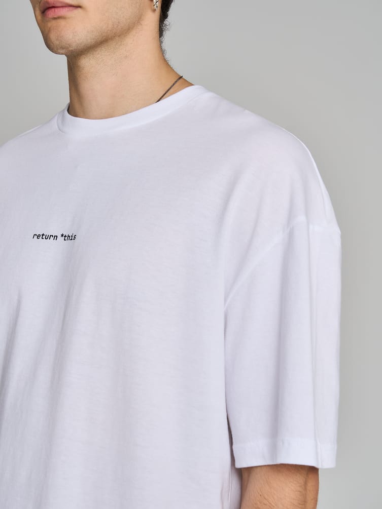 Футболка с принтом программного кода на спине