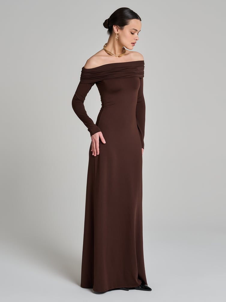 Платье нарядное с открытыми плечами и разрезом