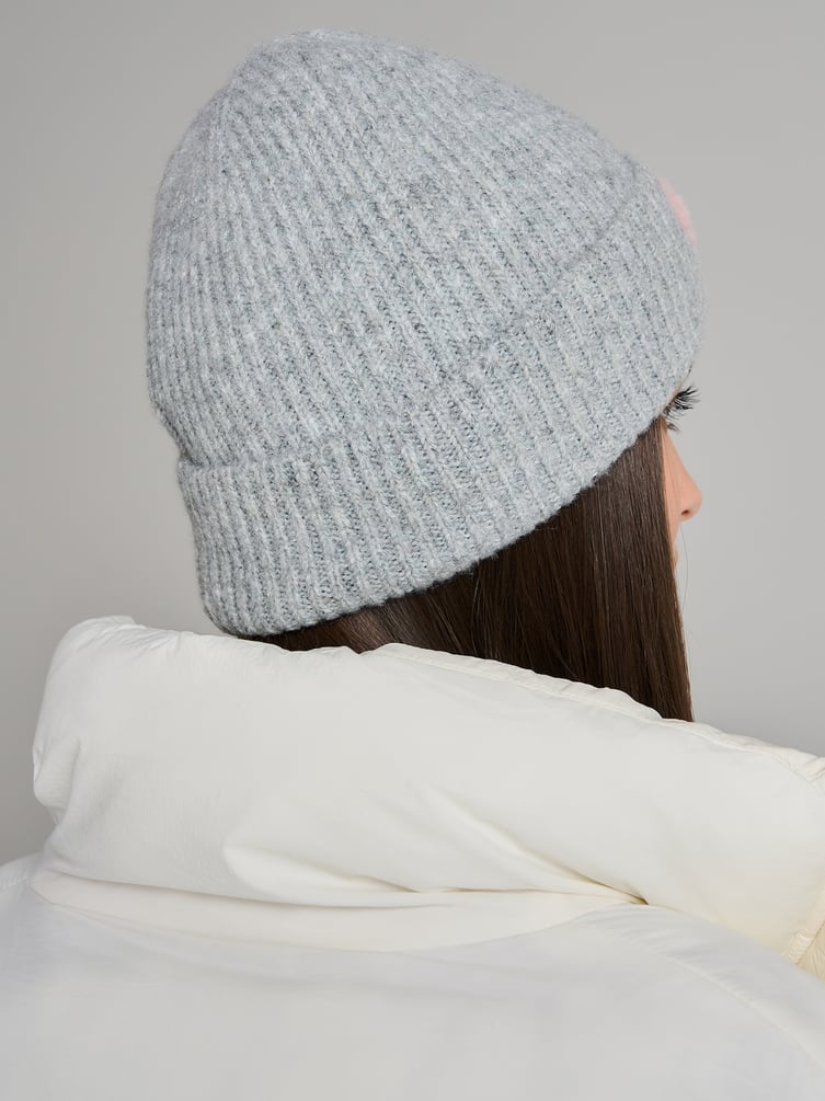 Вязаная шапка с плюшевым сердцем