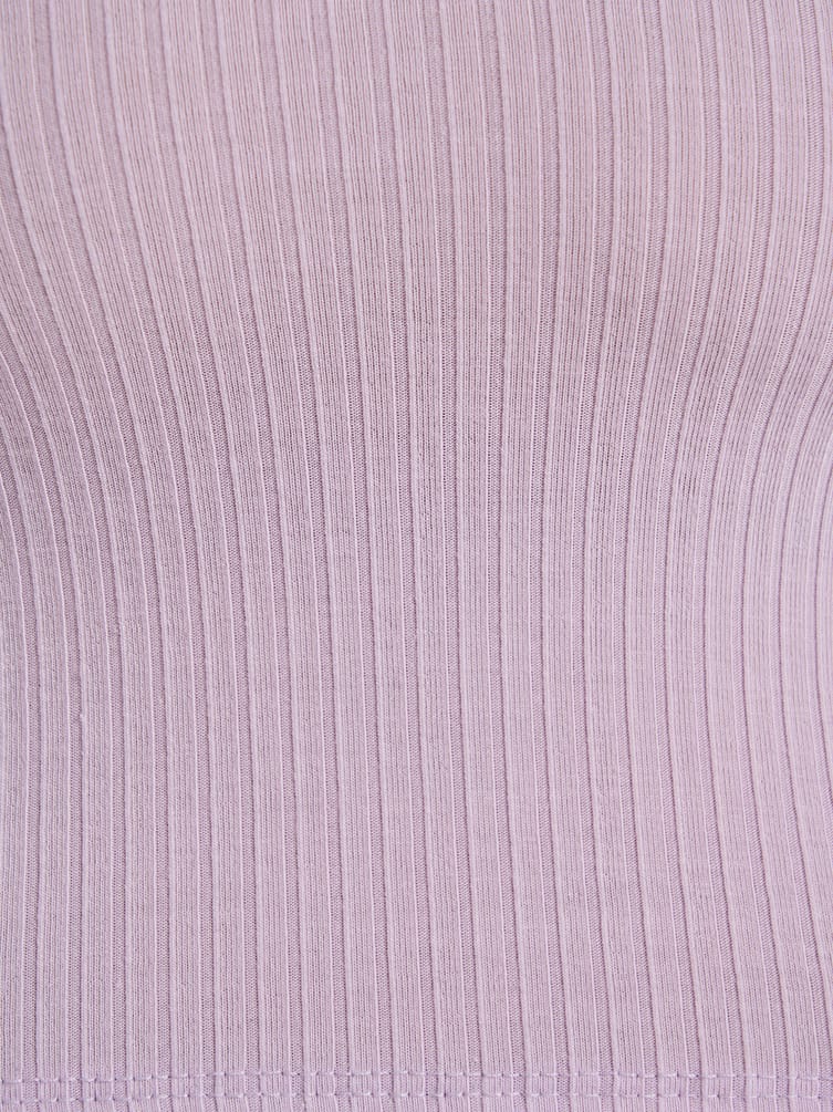 Короткая майка в рубчик на широких бретелях