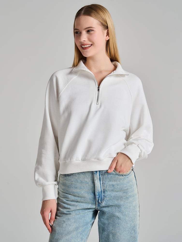 Укороченный свитшот с высоким воротом