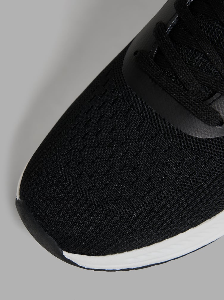 Черные спортивные кроссовки на массивной подошве