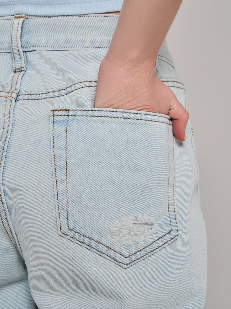 Джинсы момы с разрезами на коленках