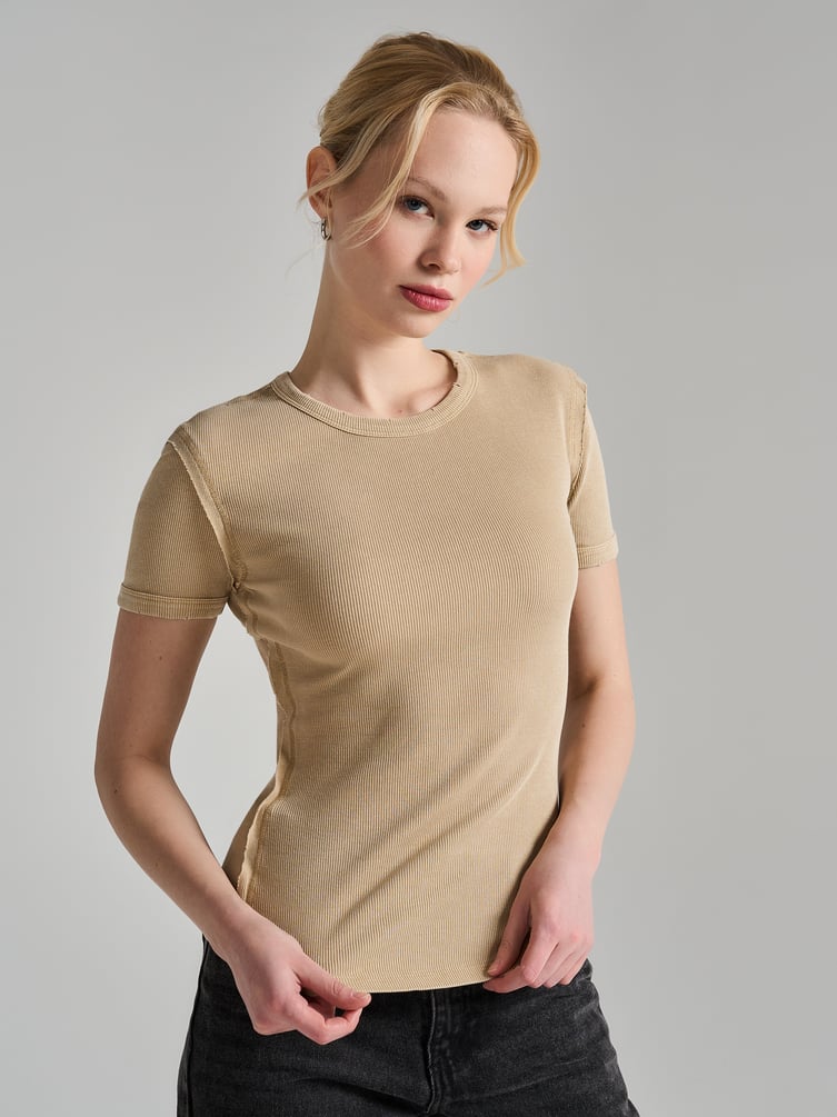 Футболка в рубчик с внешними швами