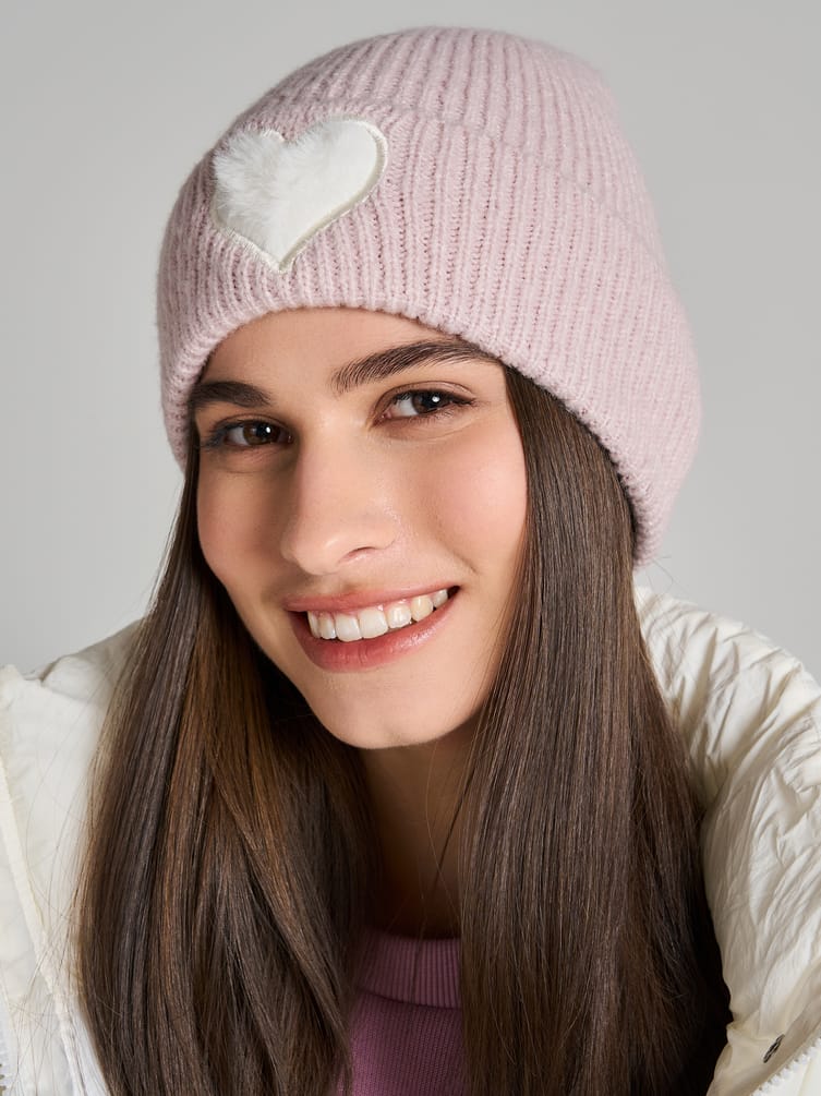 Вязаная шапка с плюшевым сердцем