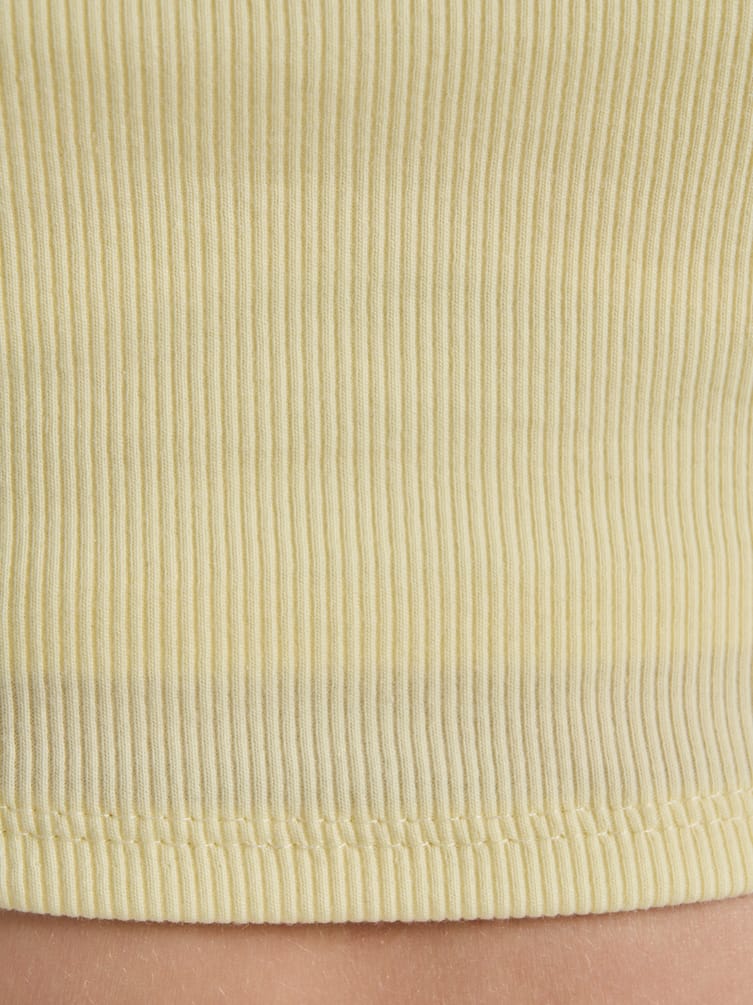 Короткий топ с рюшами на лямках