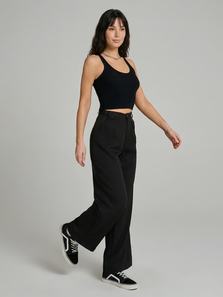 Короткая майка в рубчик на широких бретелях