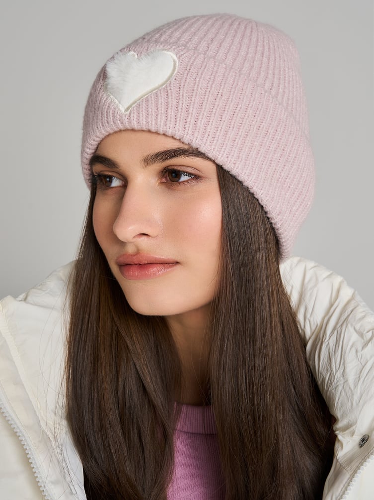 Вязаная шапка с плюшевым сердцем