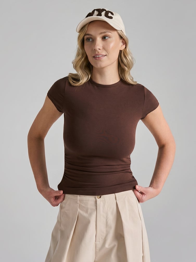 Приталенная футболка с драпировкой