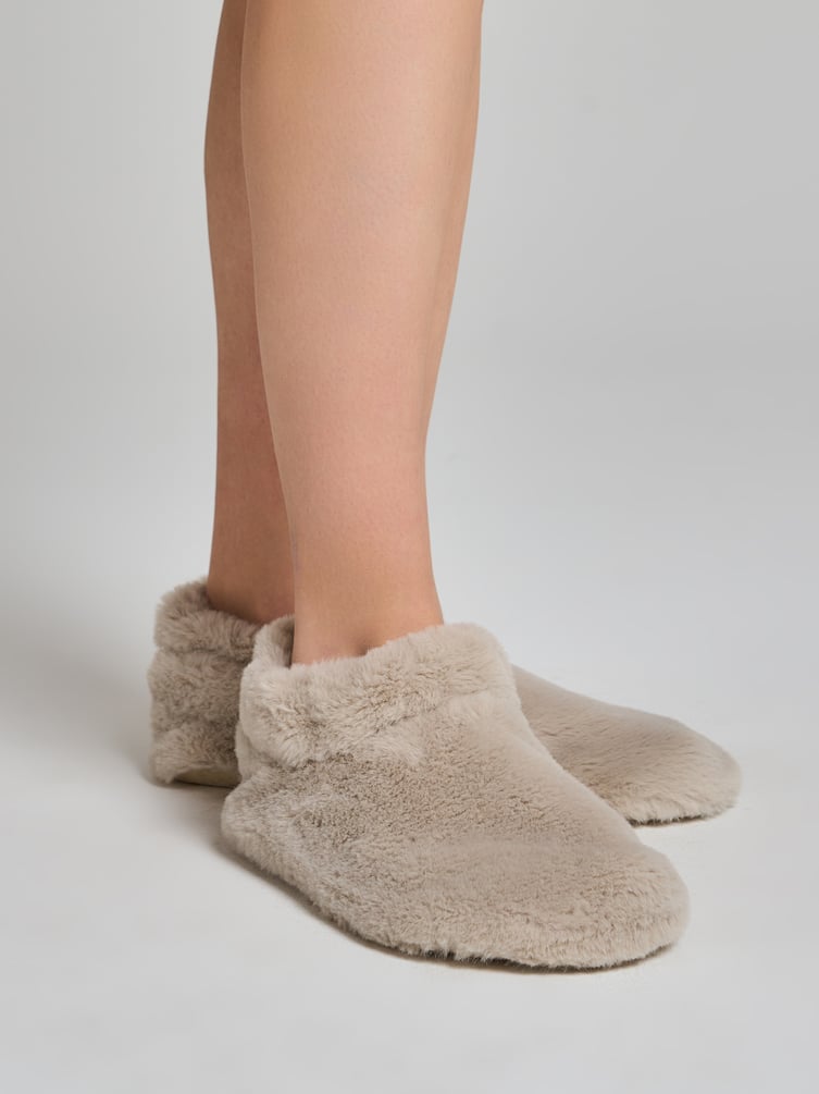 Закрытые меховые тапочки