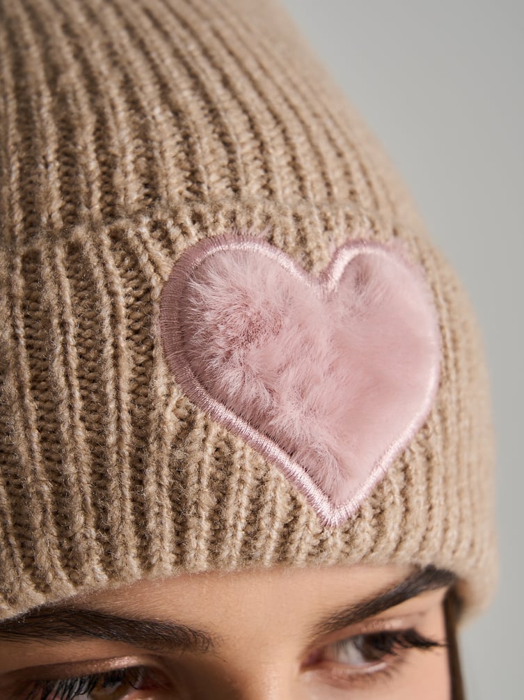 Вязаная шапка с плюшевым сердцем