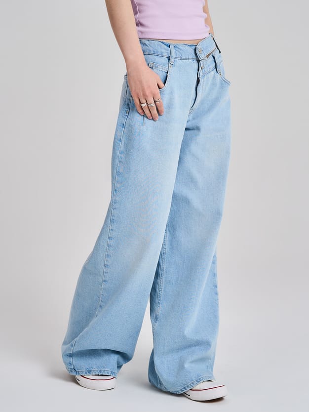 Джинсы широкие с вырезом на ремне