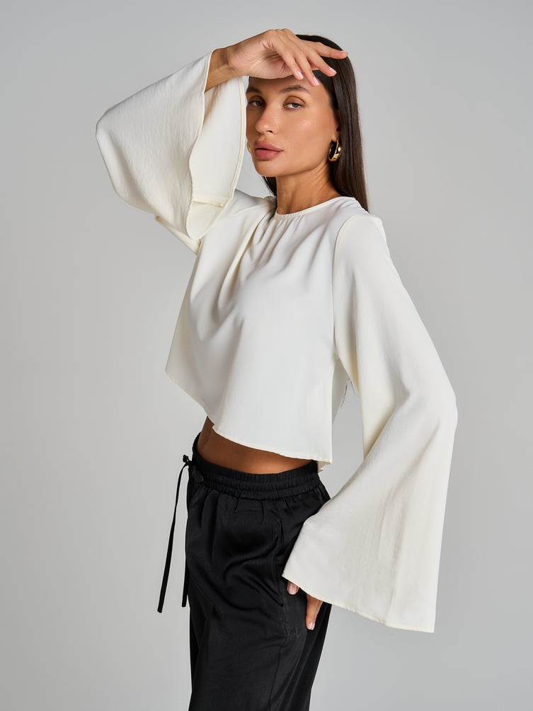 Блузка офисная нарядная с рукавом клеш