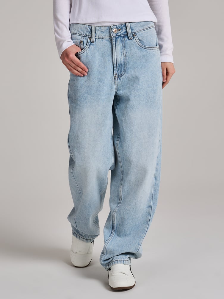 Джинсы прямые со смещенными боковыми швами