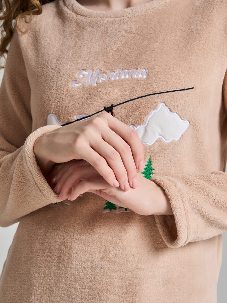 Пижама плюшевая с вышивкой и брюками