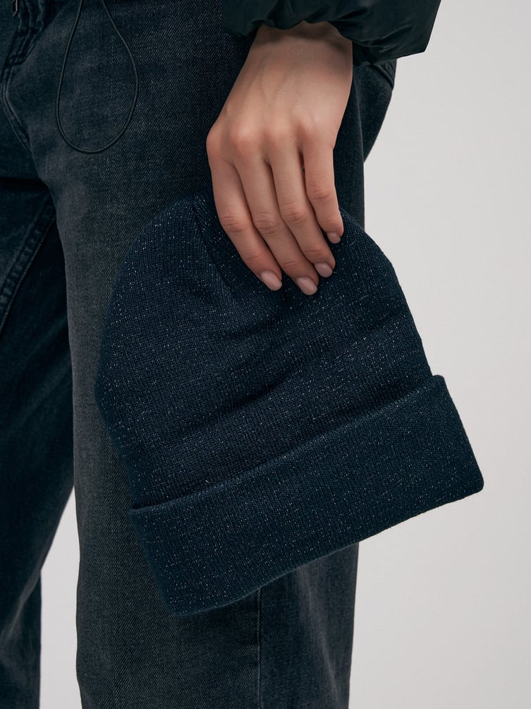 Вязаная шапка бини с люрексом