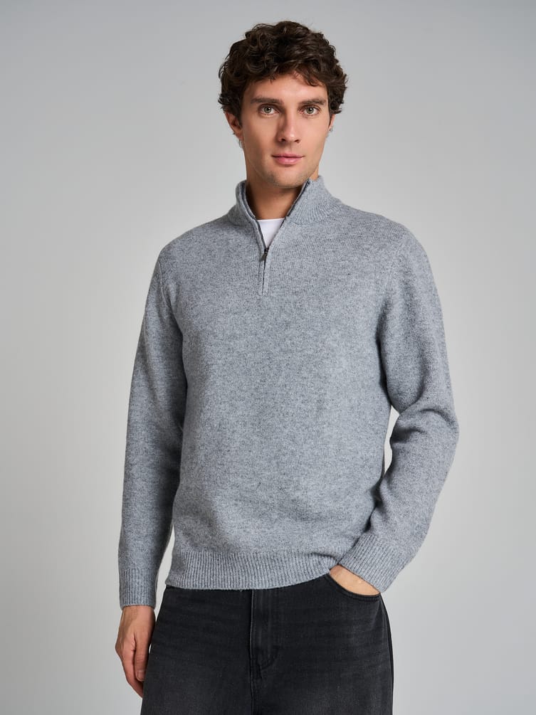 Свитер трикотажный с воротником и полузамком