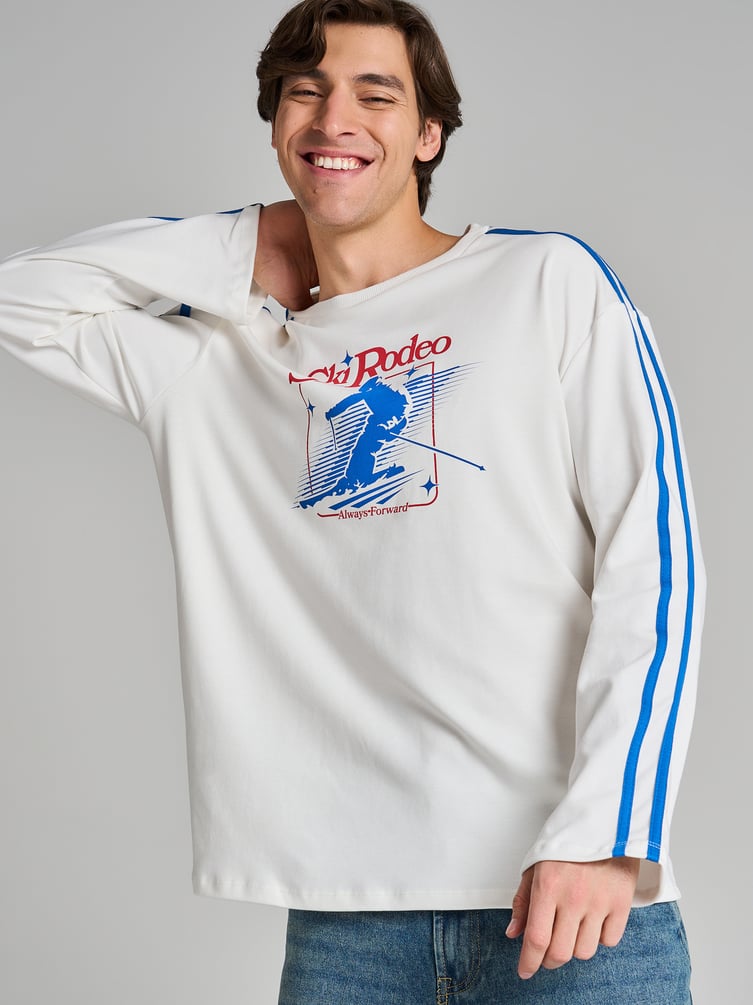 Спортивный лонгслив с принтом и лампасами