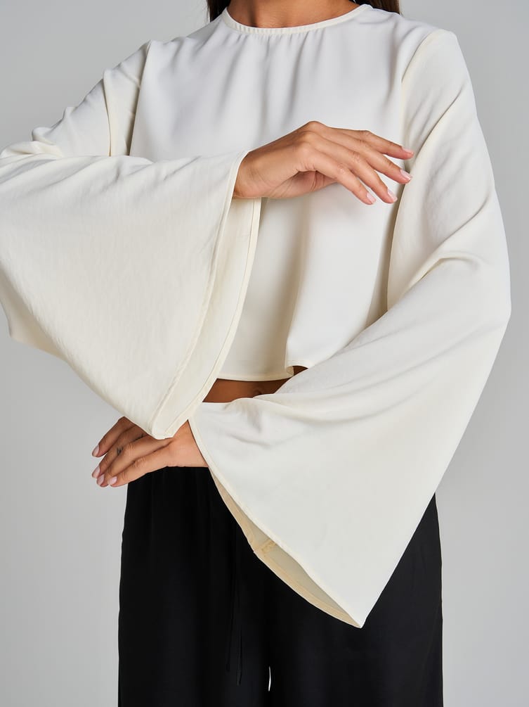 Блузка офисная нарядная с рукавом клеш