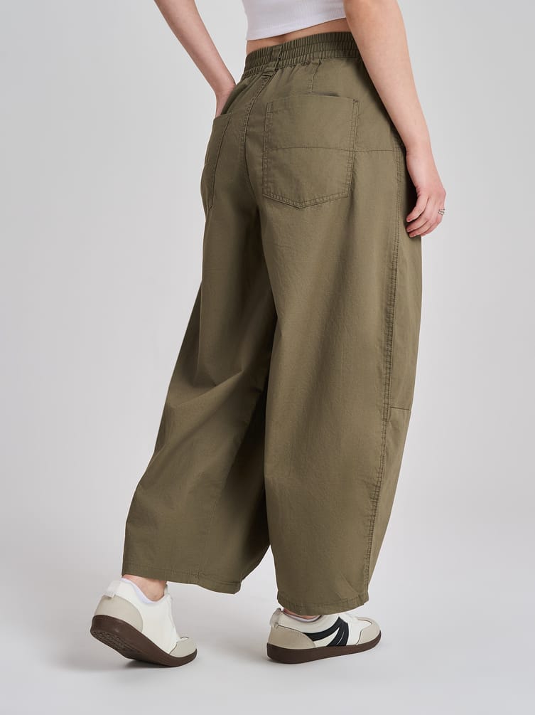 Брюки-бананы с защипами