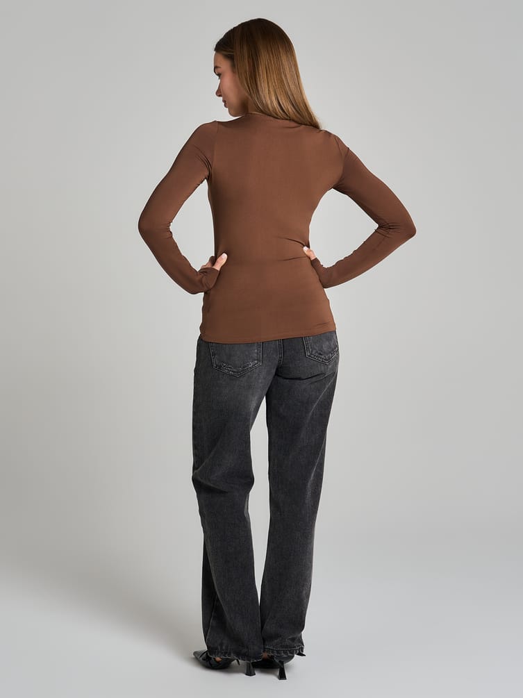 Лонгслив приталенный с вырезом