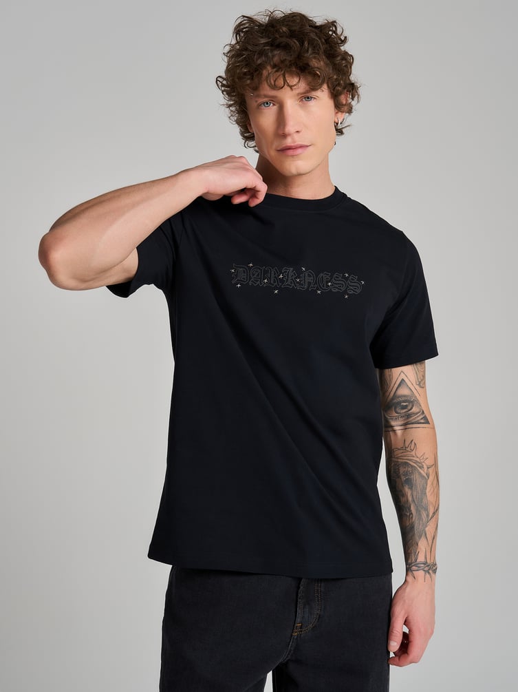 Футболка с надписью Darkness и заклепками